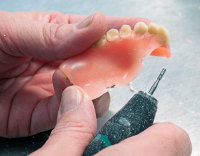 Is uw kunstgebit aan reparatie toe? Dental Vision Tandtechnisch Laboratorium in Groningen regelt het voor u